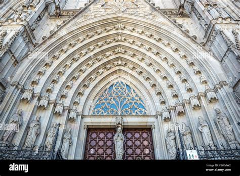 Katedral de la Santa Cruz y San Eulalia! Thánh đường Gothic tráng lệ với lịch sử phong phú và kiến trúc độc đáo