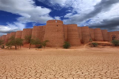  Derawar Fort: Lịch sử đồ sộ và vẻ đẹp mê hoặc của sa mạc Sindh!