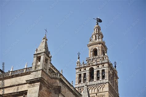  Nhà thờ Giralda: Kiệt tác kiến trúc Moorish và Biểu tượng của Sevilla