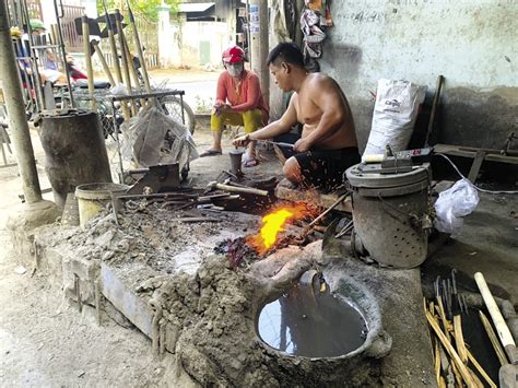  Lò Rèn Cổ Liêu: Nơi Lửa Hấp Uy và Duyên Dáng Thợ Sủ!