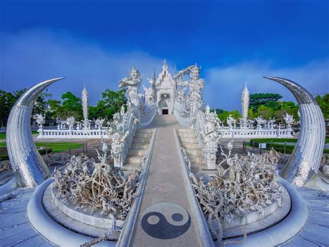 Wat Rong Khun - Cung điện trắng huyền ảo và những tác phẩm điêu khắc độc đáo!